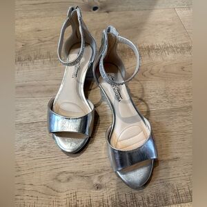Gorgeous Badgley Mischka Silver Pristine Sandals w Rhinestone Ankle Strap